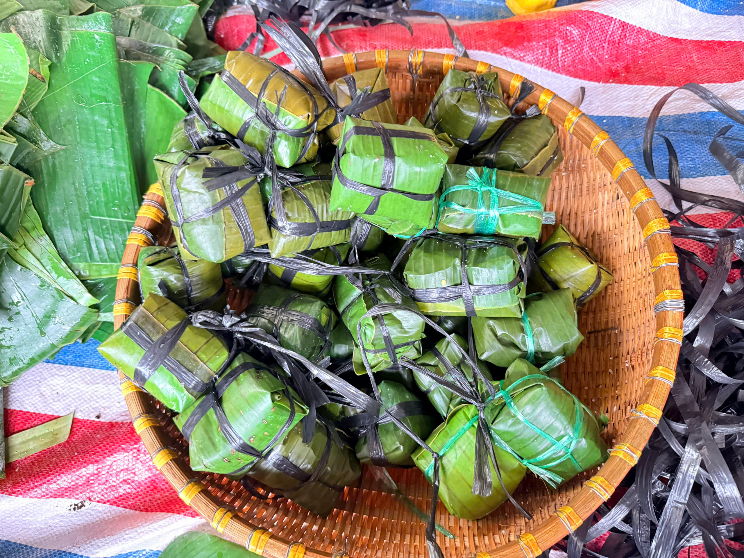 Những chiếc bánh ú  gói trọn tình cảm yêu thương gửi đến bà con vùng lũ